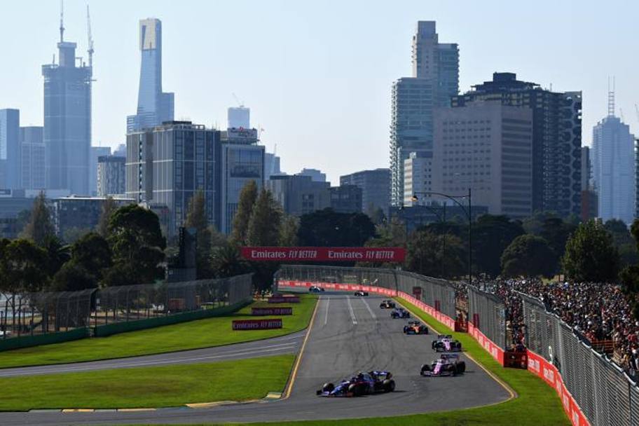 La splendida cartolina da Melbourne: le monoposto si sfidano in pista, sullo sfondo i grattacieli della metropoli australiana. Getty